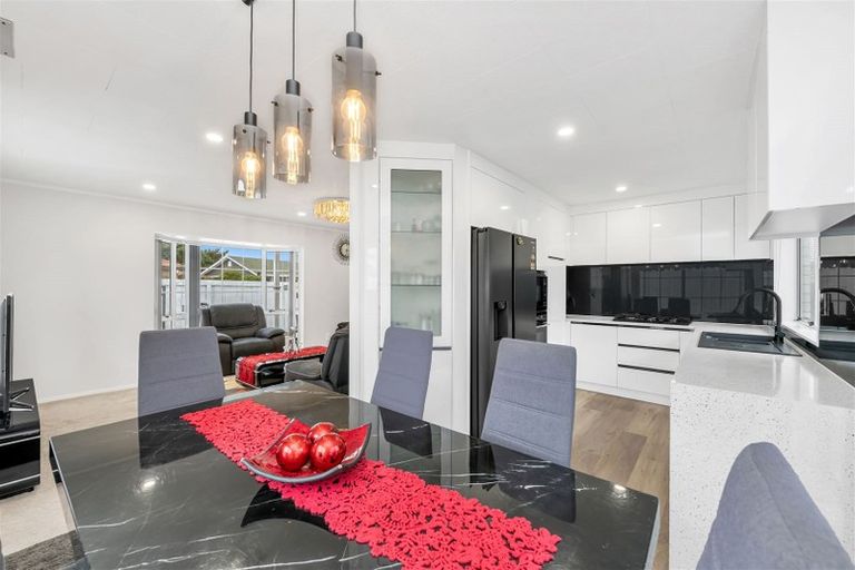 Photo of property in 14 Randwick Place, Randwick Park, Auckland, 2105