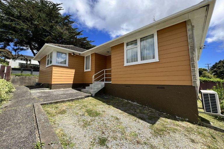 Photo of property in 126 Castor Crescent, Cannons Creek, Porirua, 5024