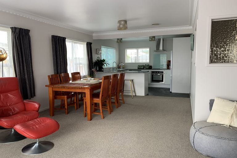 Photo of property in 2/100 Titirangi Road, New Lynn, Auckland, 0600