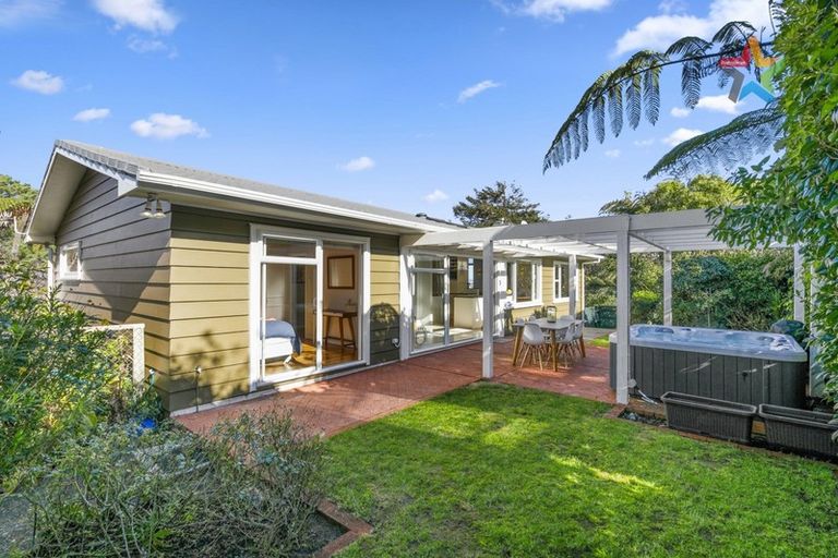 Photo of property in 14 Pomare Road, Tirohanga, Lower Hutt, 5010