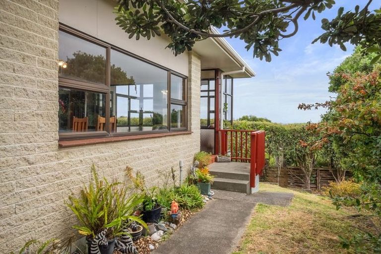 Photo of property in 15 Frimley Terrace, Waikanae Beach, Waikanae, 5036