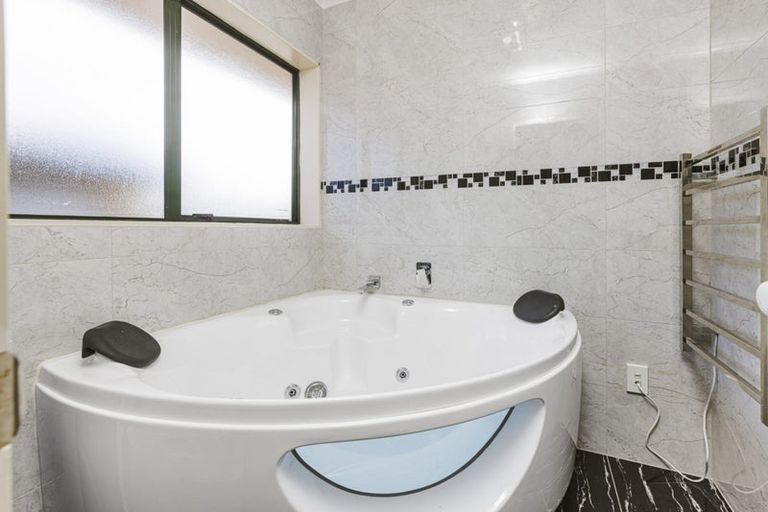 Photo of property in 17 Reyland Close, Weymouth, Auckland, 2103