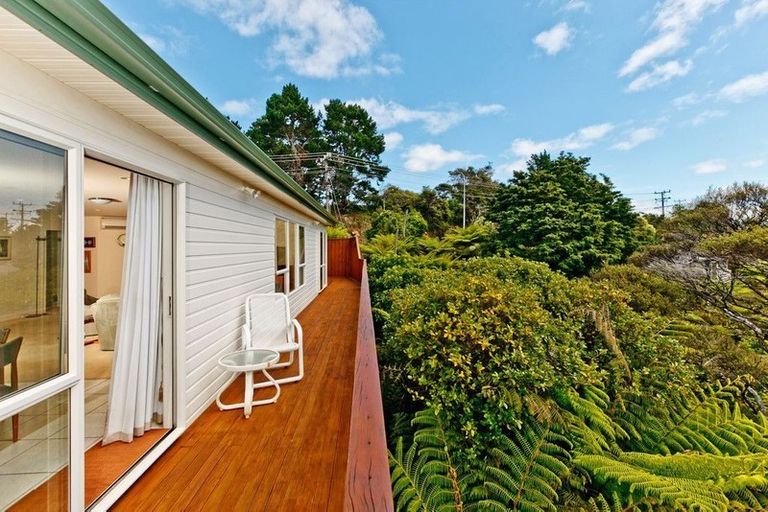 Photo of property in 37 Lorikeet Place, Unsworth Heights, Auckland, 0632