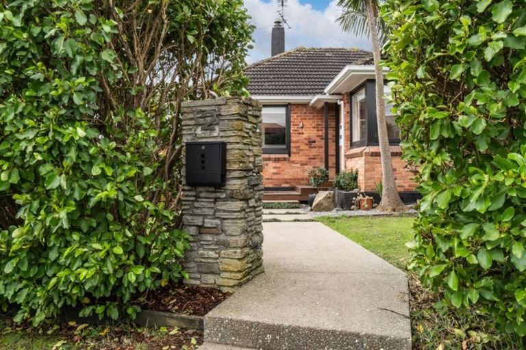 Photo of property in 2 Leander Road, Bayswater, Auckland, 0622