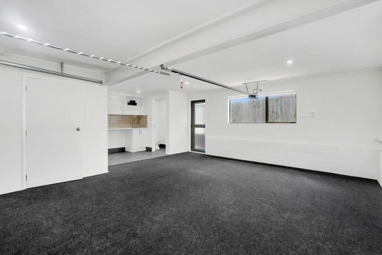 Photo of property in 2/17 Oliver Street, Point Chevalier, Auckland, 1022