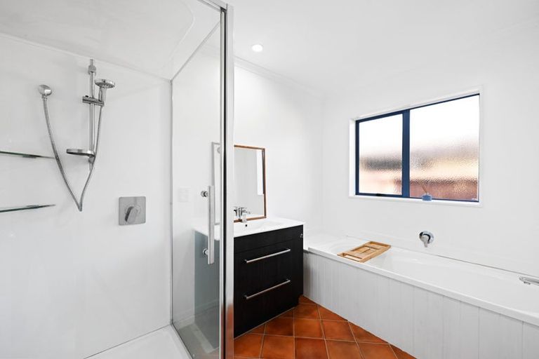 Photo of property in 50 Waiwherowhero Drive, St Andrews, Hamilton, 3200