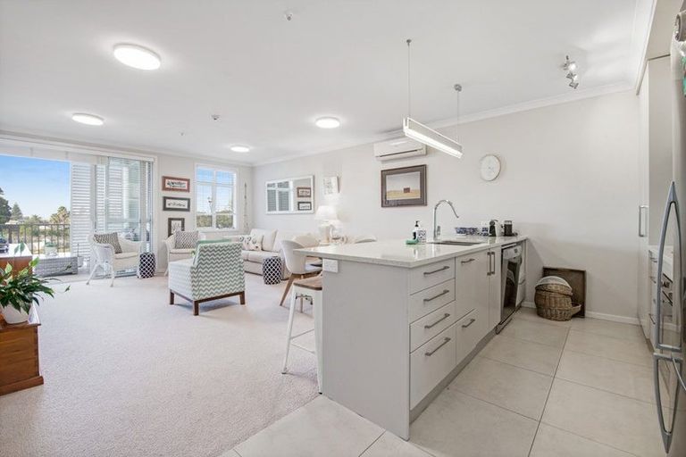 Photo of property in 10 Rewa Rewa Lane, Orewa, 0931