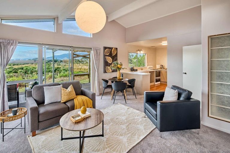 Photo of property in 35 Eruini Street, Waikanae Beach, Waikanae, 5036