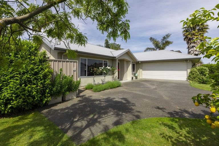 Photo of property in 2 Arthur Close, Clive, 4102