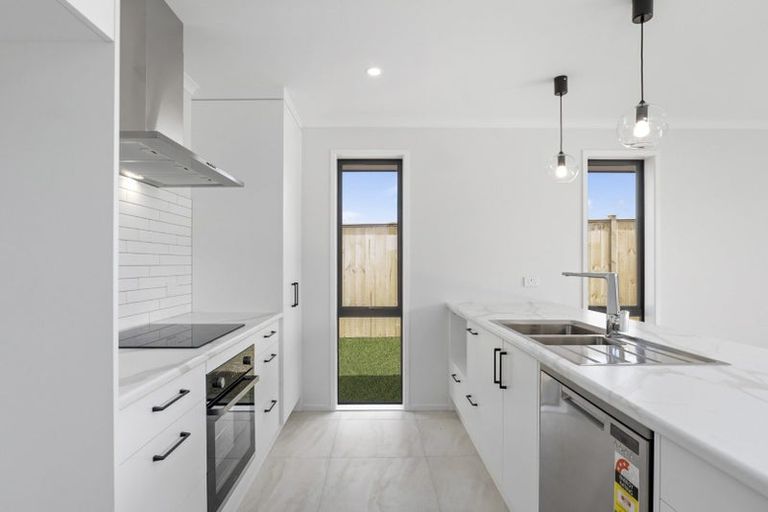 Photo of property in 4 Tahuna Minhinnick Drive, Glenbrook, 2681