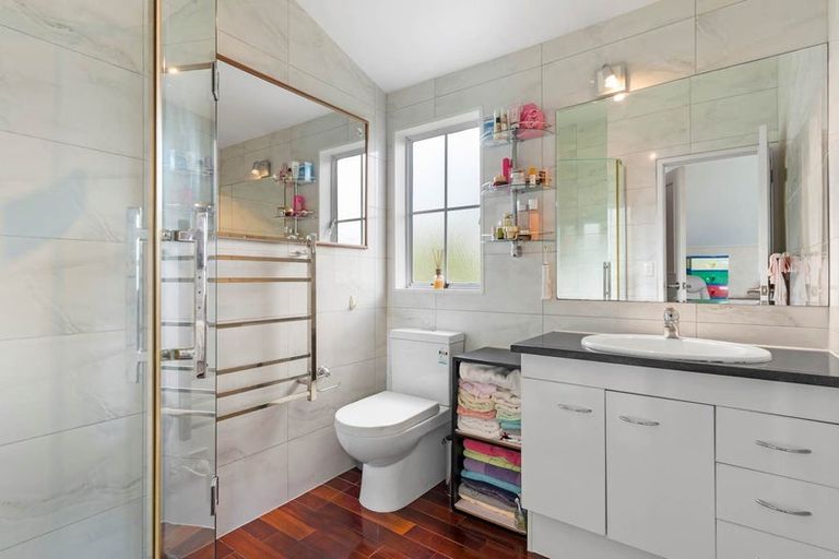 Photo of property in 13 Delisle Place, Windsor Park, Auckland, 0632