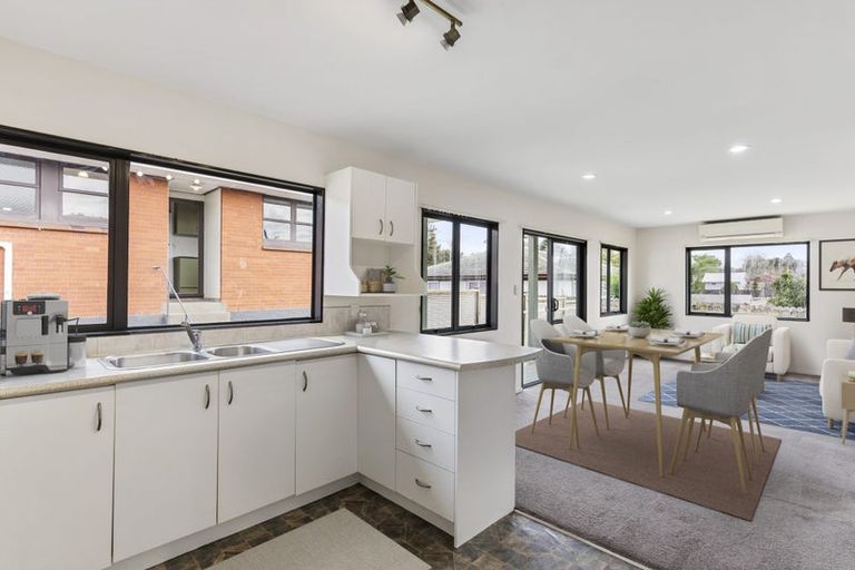 Photo of property in 120 Gossamer Drive, Pakuranga Heights, Auckland, 2010