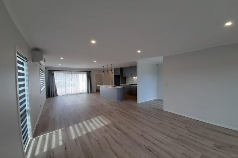 Photo of property in 16 Jane Maree Road, Kumeu, 0810