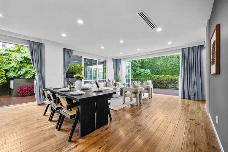 Photo of property in 4b Hilton Close, Fairview Heights, Auckland, 0632