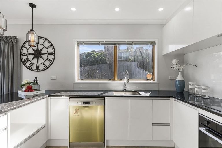 Photo of property in 1/2 Finn Place, Totara Vale, Auckland, 0629