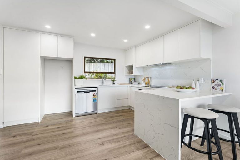 Photo of property in 2/867 Beach Road, Waiake, Auckland, 0630