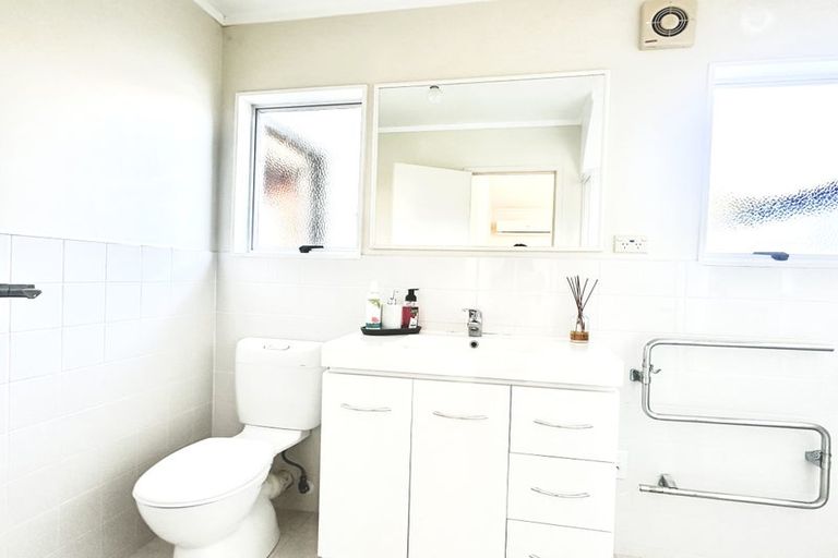 Photo of property in 2a Sirius Place, Botany Downs, Auckland, 2010