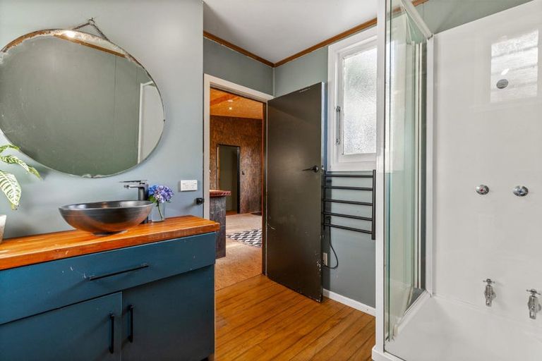 Photo of property in 132 Seaview Road, Piha, New Lynn, 0772