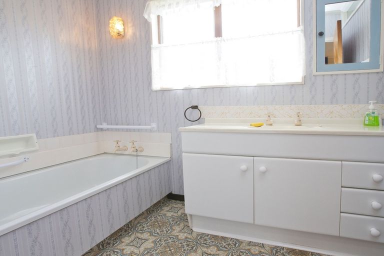 Photo of property in 6 Pukatea Place, Milson, Palmerston North, 4414