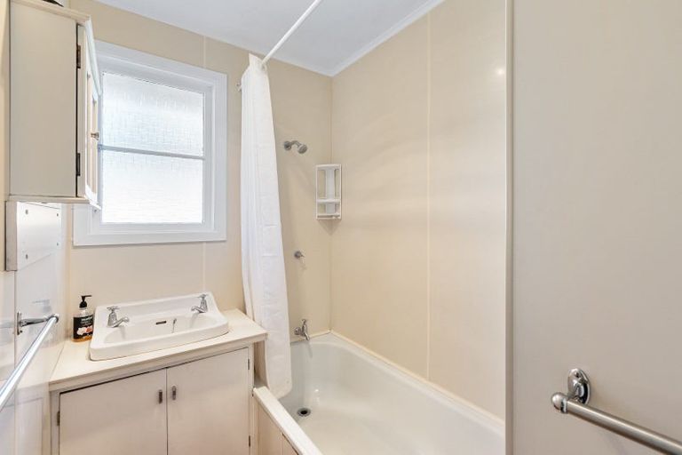 Photo of property in 15 Nash Street, Marfell, New Plymouth, 4310