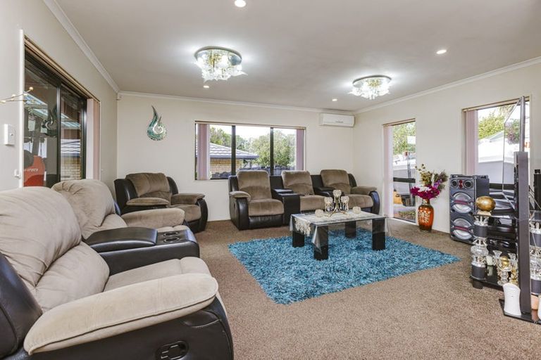 Photo of property in 17 Reyland Close, Weymouth, Auckland, 2103