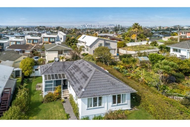 Photo of property in 62 Ocean View Road, Northcote, Auckland, 0627