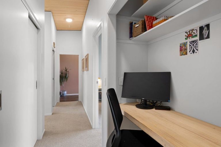 Photo of property in 318 Mangorei Road, Merrilands, New Plymouth, 4312