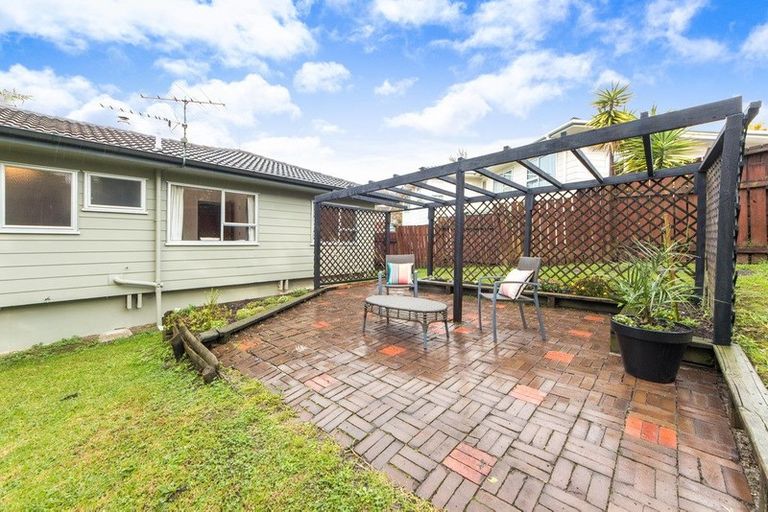 Photo of property in 28 Meadowood Drive, Unsworth Heights, Auckland, 0632