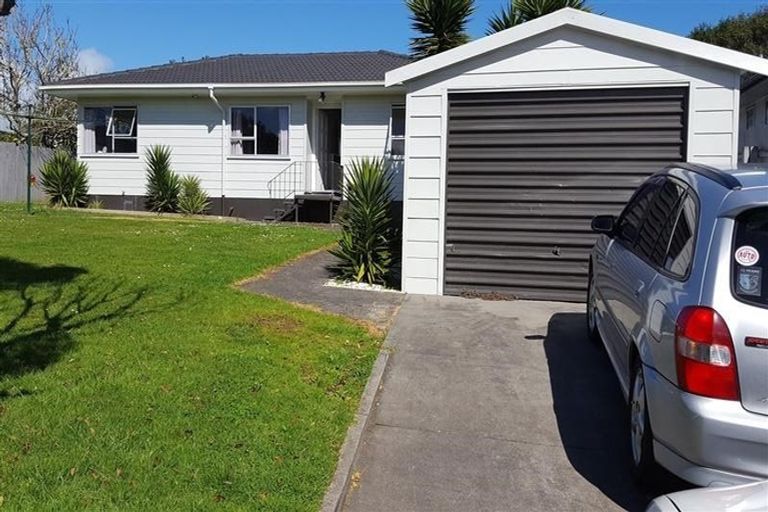 Photo of property in 32 Moncrieff Avenue, Clendon Park, Auckland, 2103