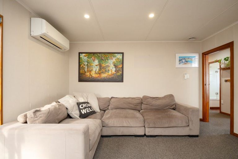 Photo of property in 38 Crewe Crescent, Hokowhitu, Palmerston North, 4410