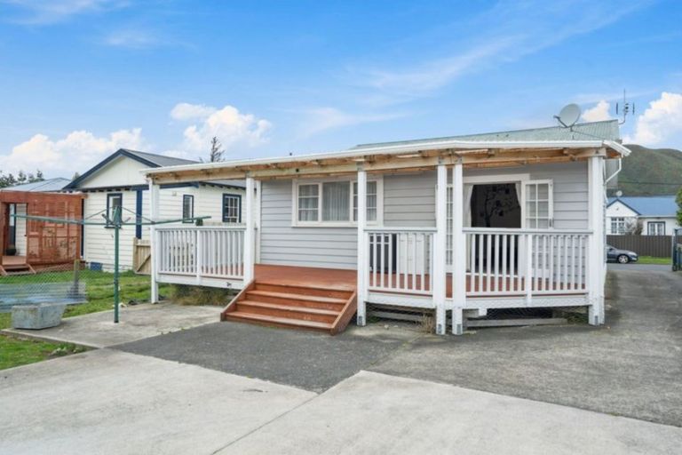 Photo of property in 49 Awamutu Grove, Waiwhetu, Lower Hutt, 5010