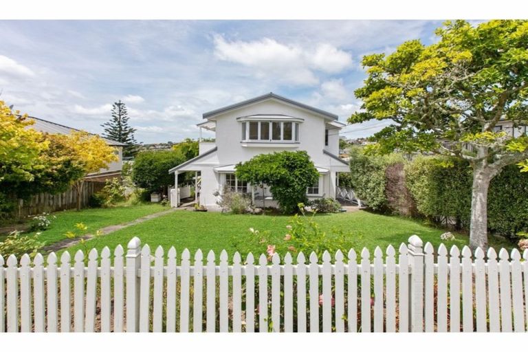 Photo of property in 1/14 Kiteroa Terrace, Rothesay Bay, Auckland, 0630