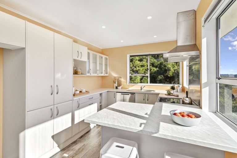 Photo of property in 27b Chetwode Grove, Newlands, Wellington, 6037