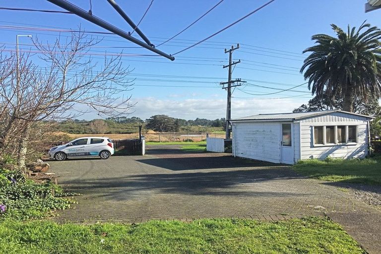 Photo of property in 169 Hobsonville Road, West Harbour, Auckland, 0618