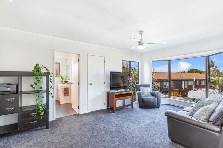 Photo of property in 9 Seagrove Road, West Harbour, Auckland, 0618