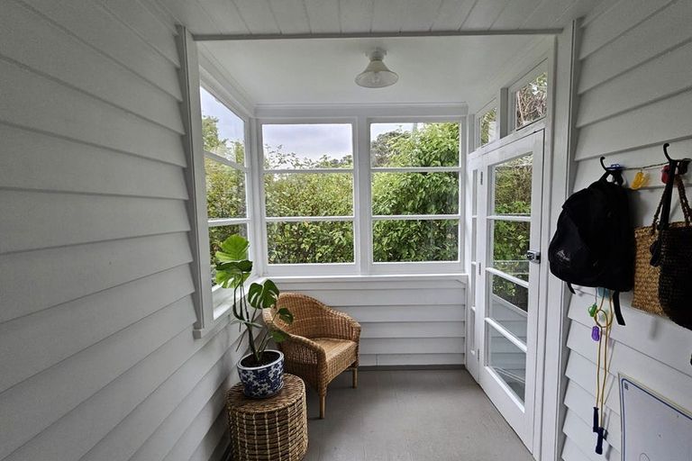 Photo of property in 8 Newcombe Crescent, Karori, Wellington, 6012