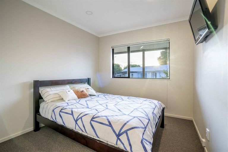 Photo of property in 25a Dawnhaven Drive, Te Atatu Peninsula, Auckland, 0610
