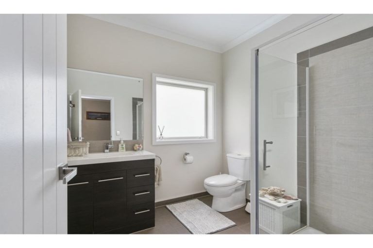 Photo of property in 15 Canary Way, Whitby, Porirua, 5024