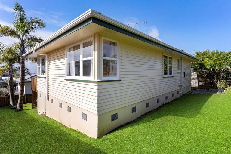 Photo of property in 2/42 Bruce Road, Glenfield, Auckland, 0629