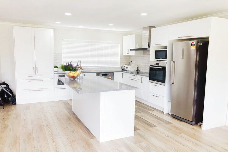 Photo of property in 2 Taroka Close, Pinehill, Auckland, 0632