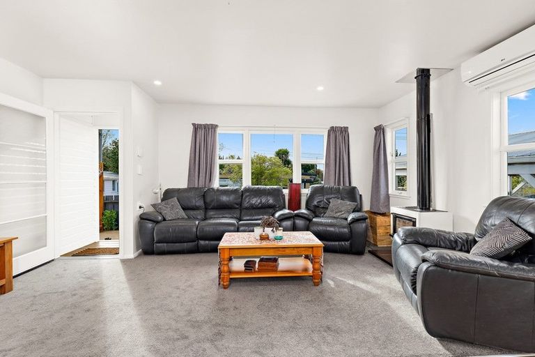 Photo of property in 2/24 Woodside Road, Massey, Auckland, 0614