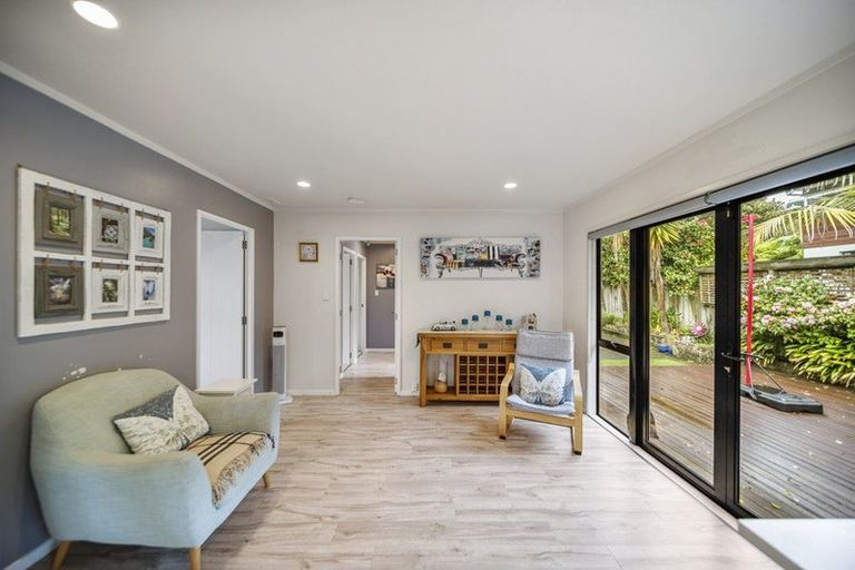 Photo of property in 10 Kirkdale Place, Northcross, Auckland, 0632