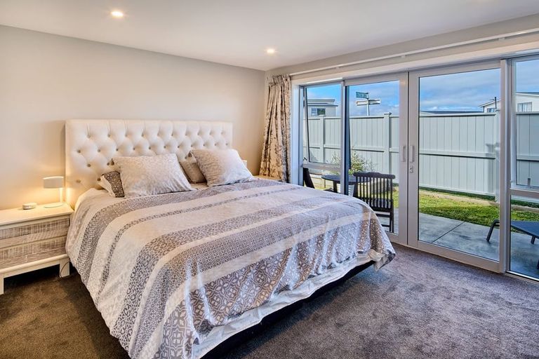 Photo of property in 28 Domett Street, Newlands, Wellington, 6037