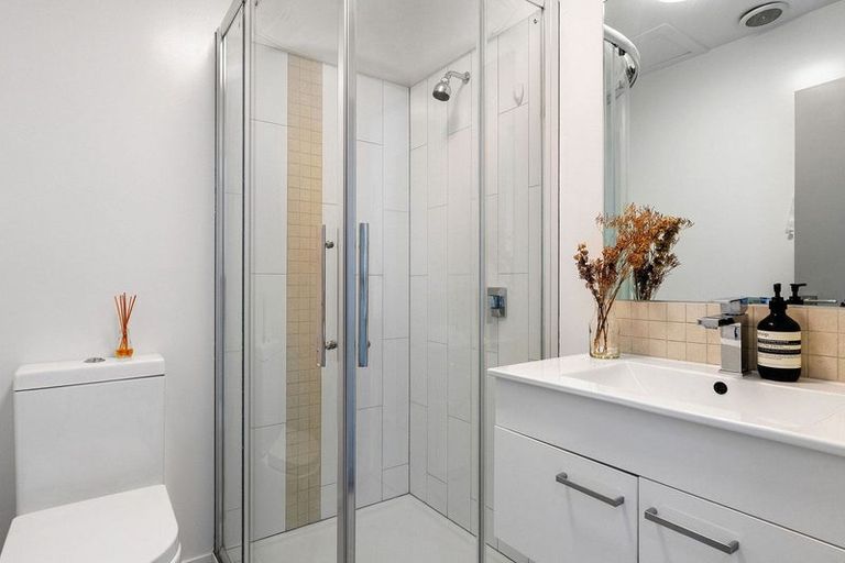 Photo of property in 33 Karo Drive, Te Aro, Wellington, 6011