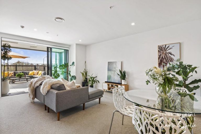 Photo of property in 205/8 Waikumete Road, Glen Eden, Auckland, 0602