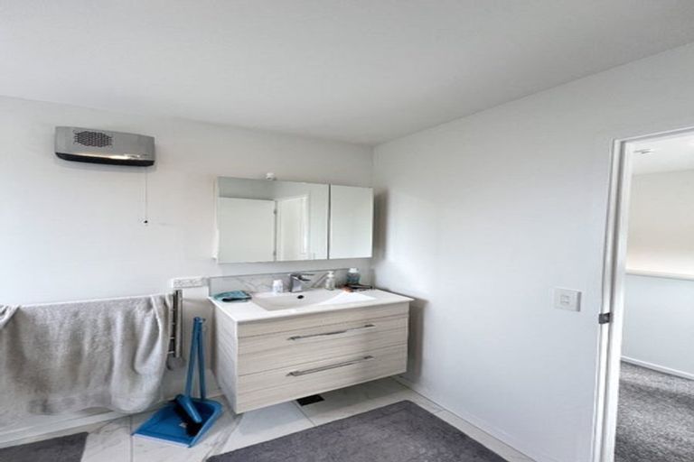 Photo of property in 3/24 Kelwyn Road, Kelston, Auckland, 0602