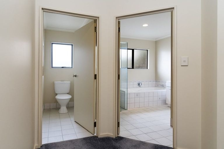 Photo of property in 5 Breenagh Place, Massey, Auckland, 0614