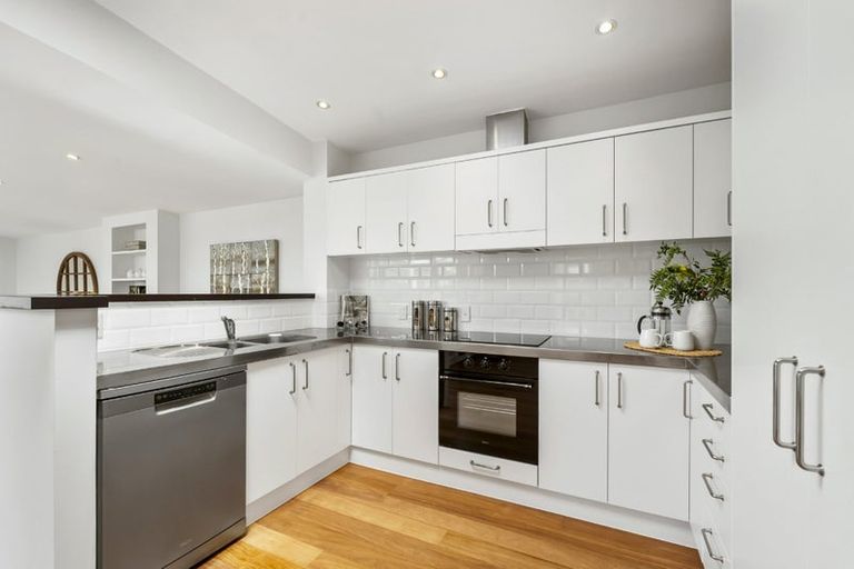 Photo of property in 24 Anne Street, Devonport, Auckland, 0624