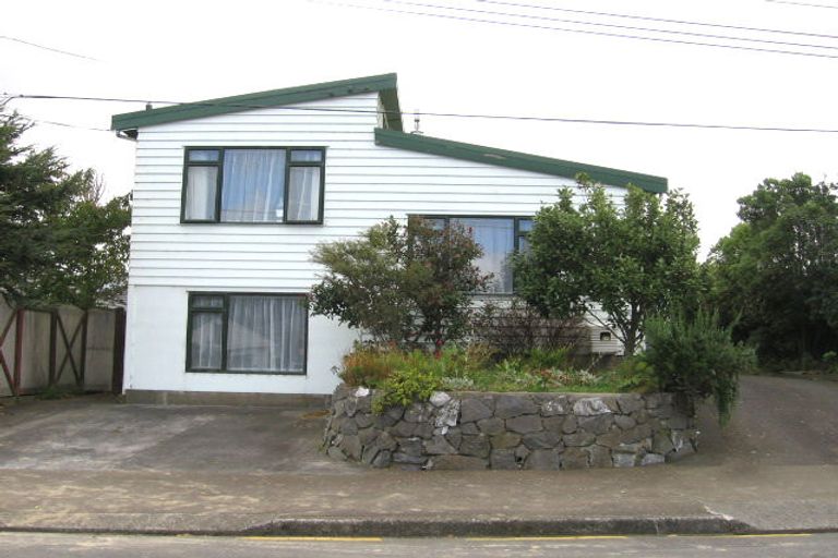 Photo of property in 5 Pinkerton Grove, Newlands, Wellington, 6037