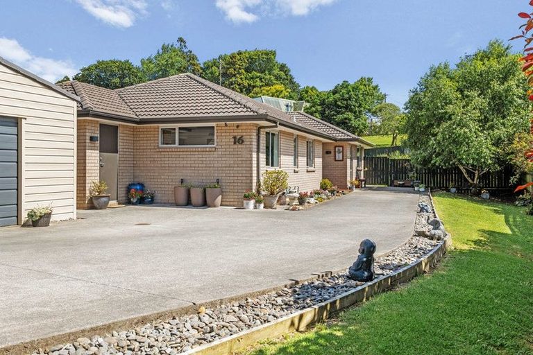 Photo of property in 16 Gavinike Place, Waimauku, 0812